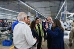 Embajadora de EE. UU., Leah Campos, visita el parque industrial Codevi en Dajab&oacute;n