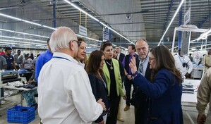 Embajadora de EE. UU., Leah Campos, visita el parque industrial Codevi en Dajab&oacute;n