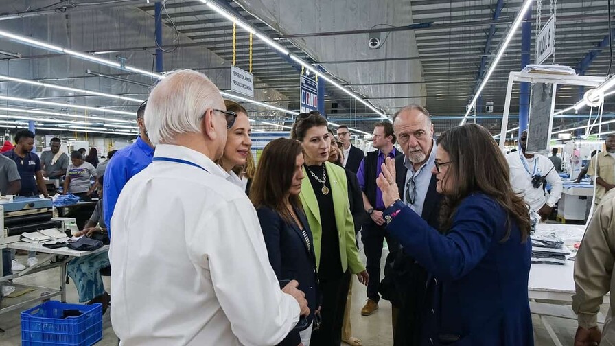 Embajadora de EE. UU., Leah Campos, visita el parque industrial Codevi en Dajab&oacute;n