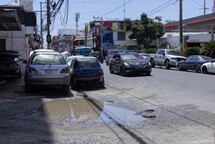 Las aceras de Santo Domingo Este son intransitables