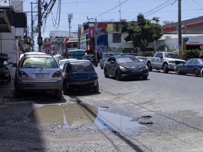 La ocupación ilegal y el mal estado complican caminar en aceras SDE