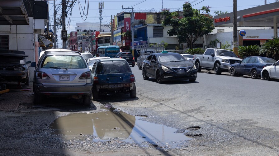 Entre la ocupaci&oacute;n y el mal estado, las aceras de Santo Domingo Este son intransitables