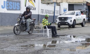 Calle de Guaricano colapsa por aguas estancadas en Guaricano