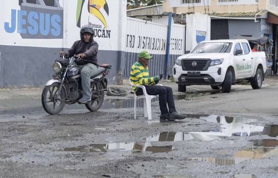 Calle de Guaricano colapsa por aguas estancadas en Guaricano