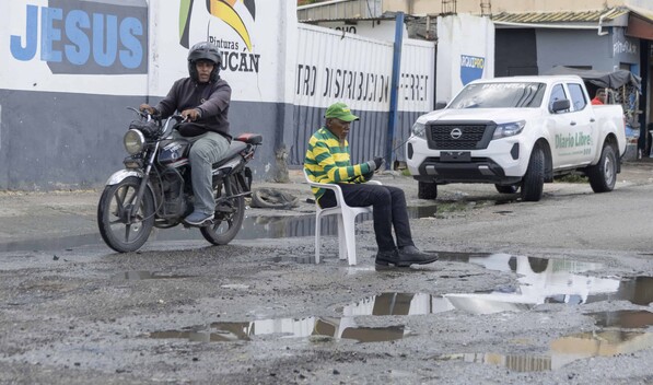 Calle de Guaricano colapsa por aguas estancadas en Guaricano