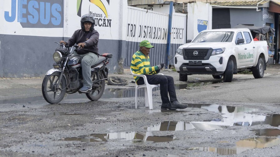 Calle de Guaricano colapsa por aguas estancadas en Guaricano
