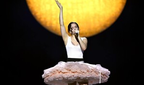 Rosal&iacute;a hace del escenario su templo en el inicio de la gira en Francia