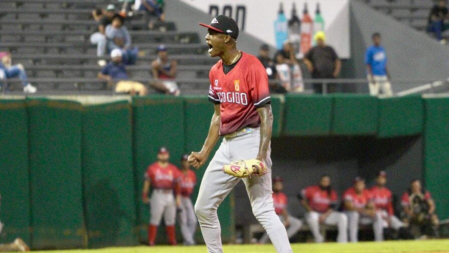 Los Toros del Este firman a cinco agentes,  entre ellos el exrelevista escarlata Phillips Valdez
