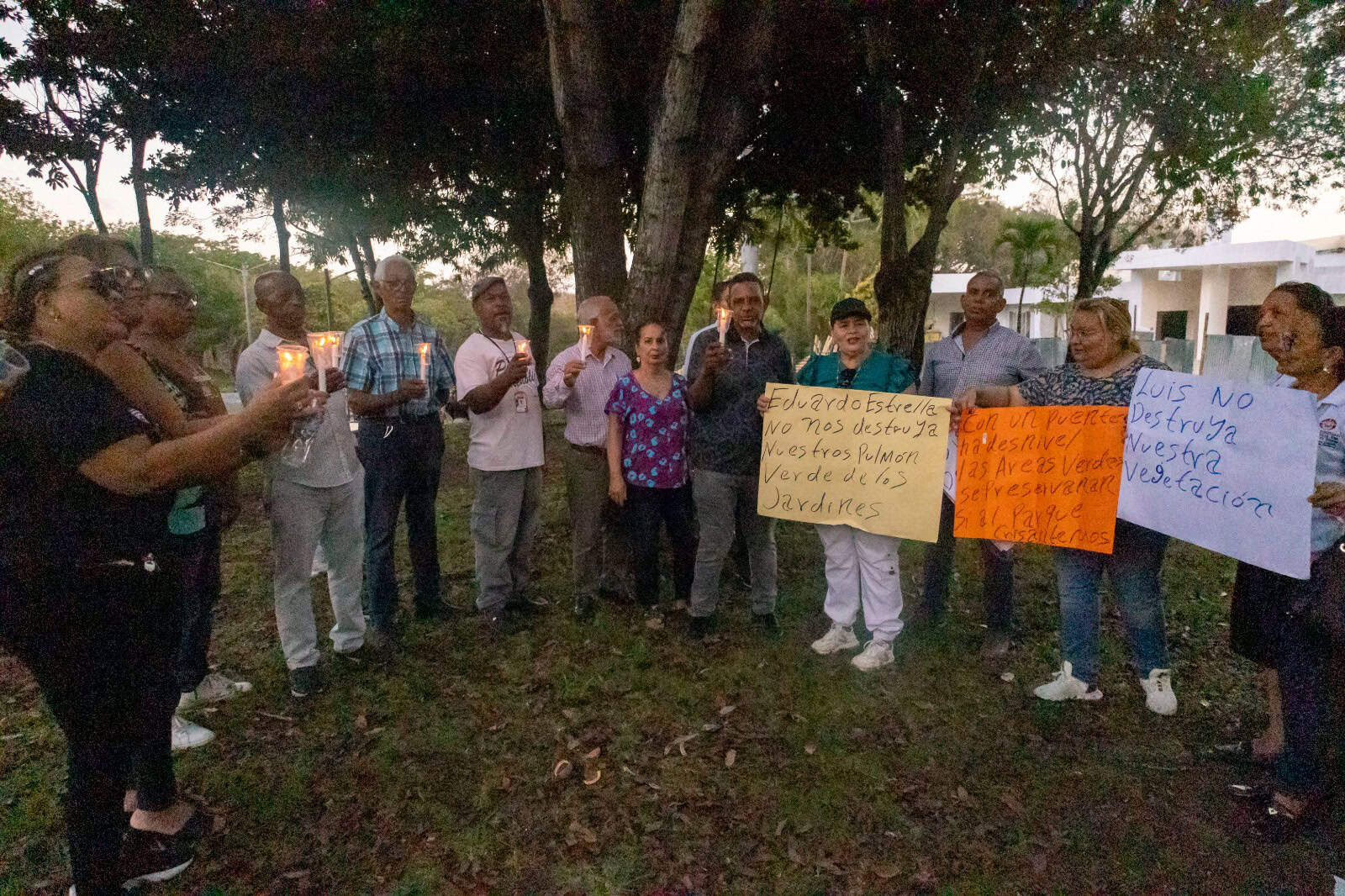 En la protesta pacífica realizaron un encendido de velas.
