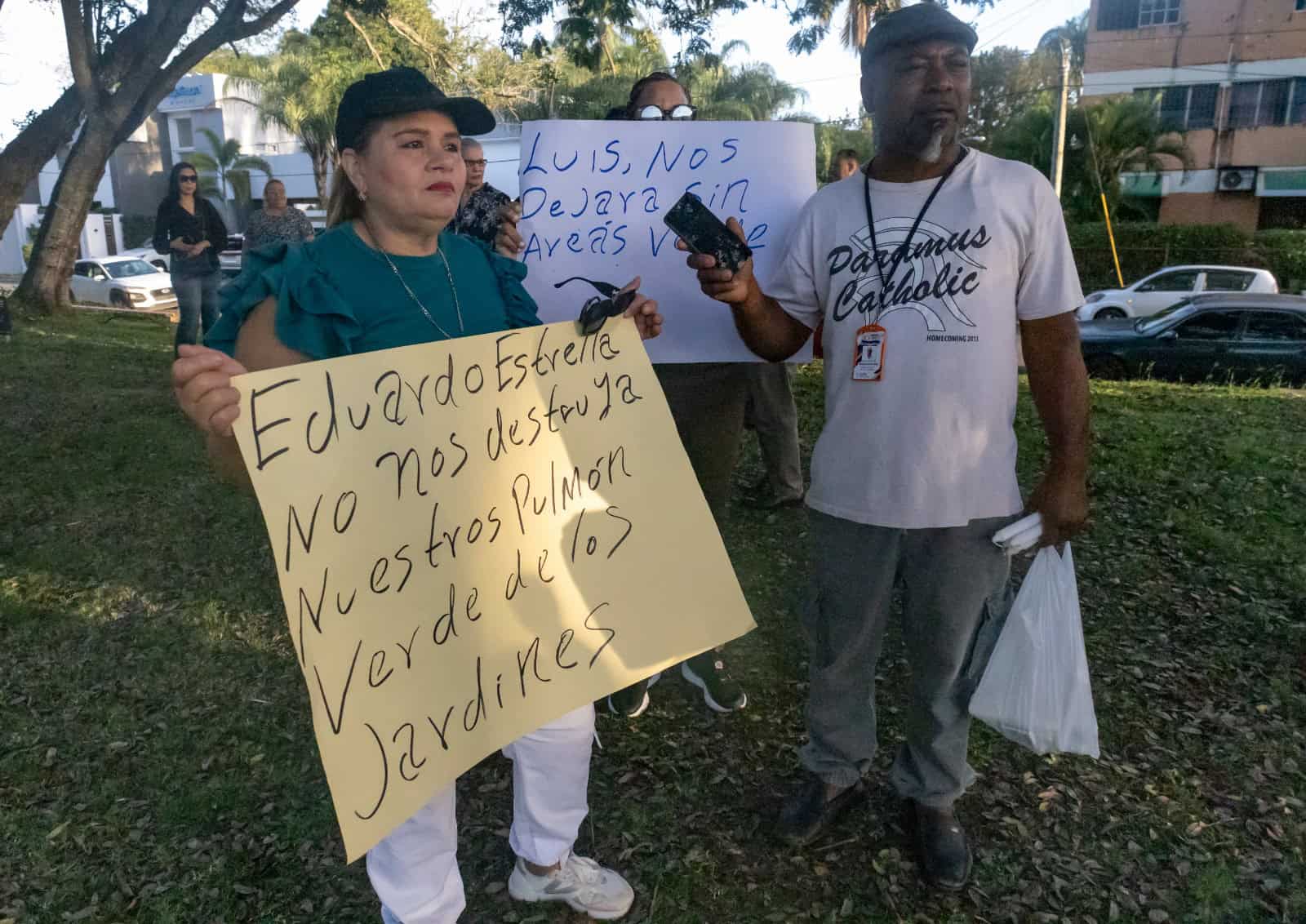 El representante de la Junta de Vecinos Yagüita de los Jardines, Elías Acosta y la residente Maribel Nín.