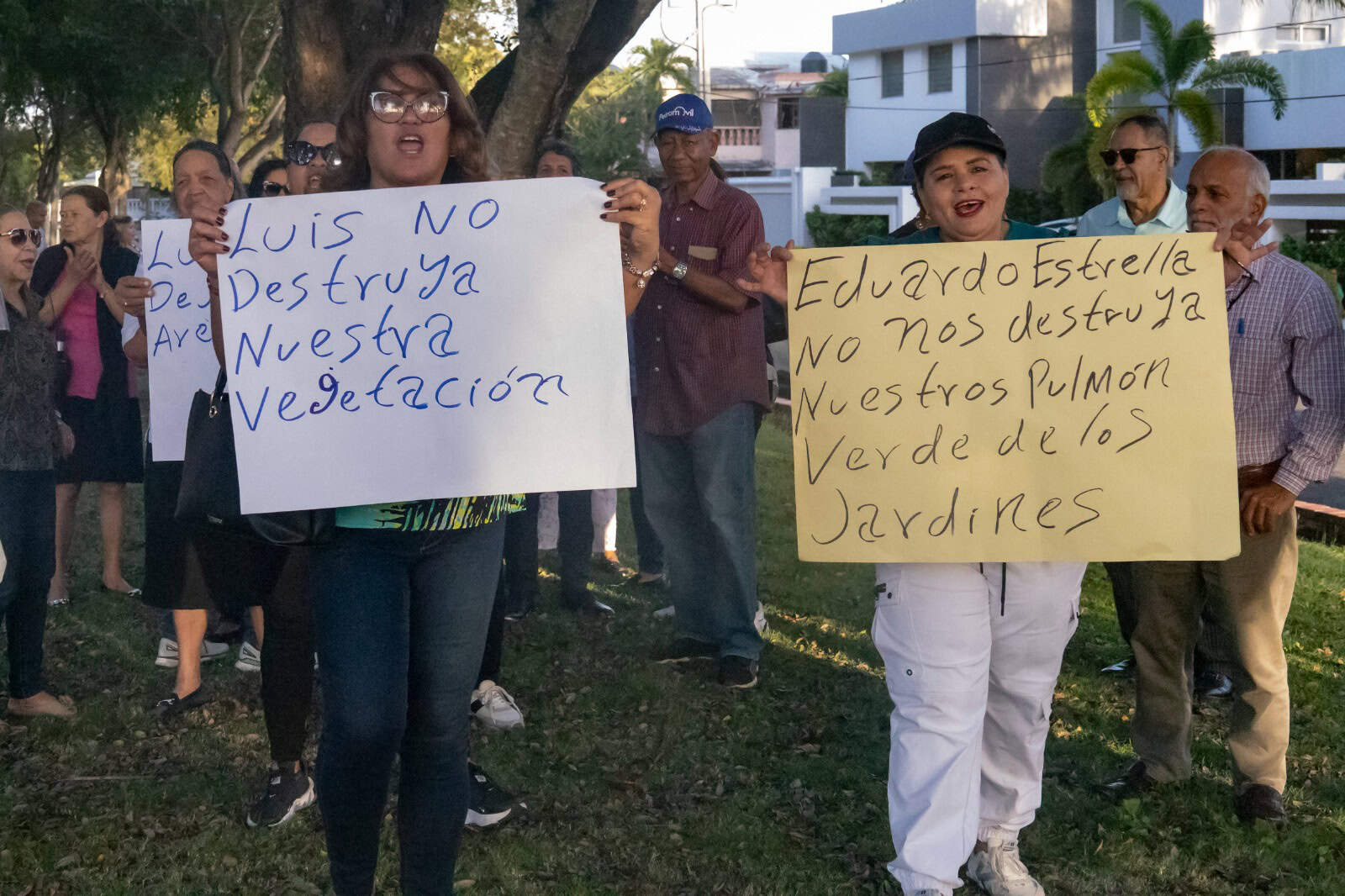 Con pancartas en mano, comunitarios de distintas zonas de los Jardines del Norte realizaron una manifestación.