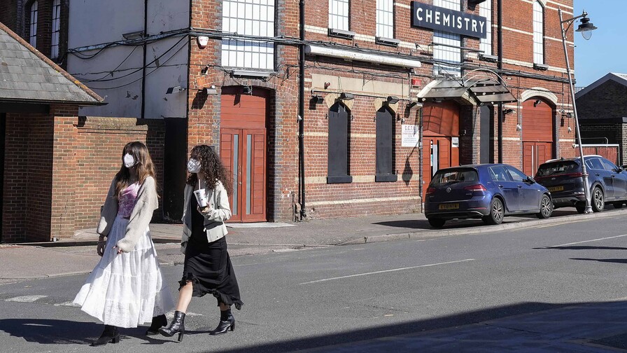 Aumentan a 20 los casos sospechosos de meningitis en el Reino Unido en un brote sin precedentes