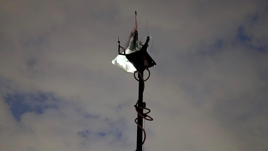 Altavoces fronterizos alertan día y noche mientras los migrantes persisten en cruzar el Río Grande