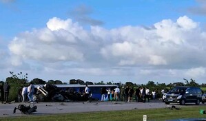 Explosi&oacute;n de neum&aacute;tico habr&iacute;a provocado choque fatal entre cami&oacute;n y autob&uacute;s en la Autov&iacute;a del Coral