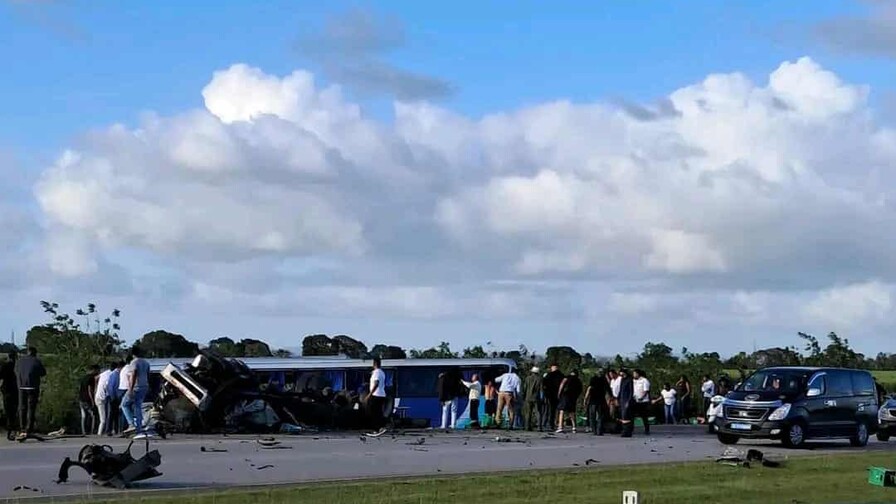 Explosi&oacute;n de neum&aacute;tico habr&iacute;a provocado choque fatal entre cami&oacute;n y autob&uacute;s en la Autov&iacute;a del Coral
