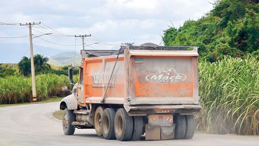 Cenizas de Punta Catalina afectan cultivos por el traslado en camiones