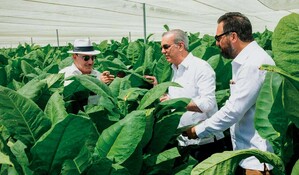 Presidente Luis Abinader visita finca tabacalera de Arturo Fuente