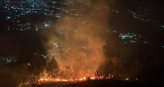 Incendio forestal consume unas 16 tareas de pinos y otras especies en Constanza