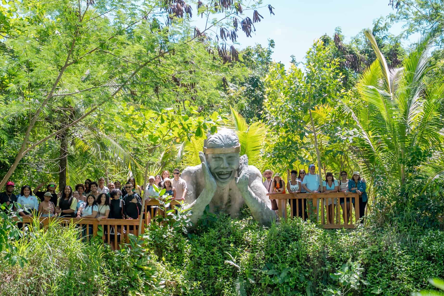 Parte de los medios que asistieron a conocer el parque Bávaro Adventure Park.