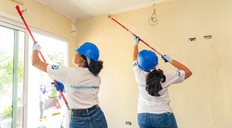 Voluntarios del Popular y H&aacute;bitat mejoran viviendas y cancha en Yaguate