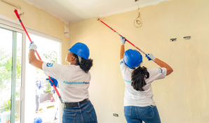 Voluntarios del Popular y H&aacute;bitat mejoran viviendas y cancha en Yaguate