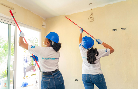 Voluntarios del Popular y H&aacute;bitat mejoran viviendas y cancha en Yaguate