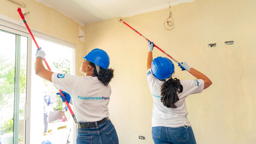 Voluntarios del Popular y H&aacute;bitat mejoran viviendas y cancha en Yaguate