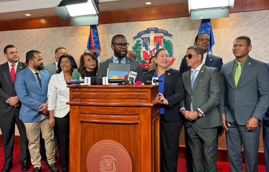 Padres que incumplan pensi&oacute;n alimenticia no podr&aacute;n obtener licencia ni salir de RD, seg&uacute;n proyecto