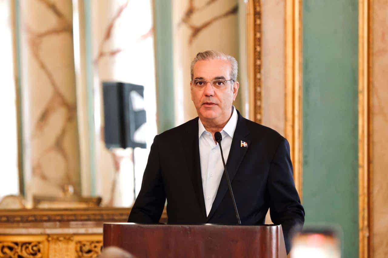 El presidente Luis Abinader durante su discurso en homenaje a Orlando Mart&iacute;nez, destacando la defensa de la libertad de expresi&oacute;n y la transparencia en el pa&iacute;s