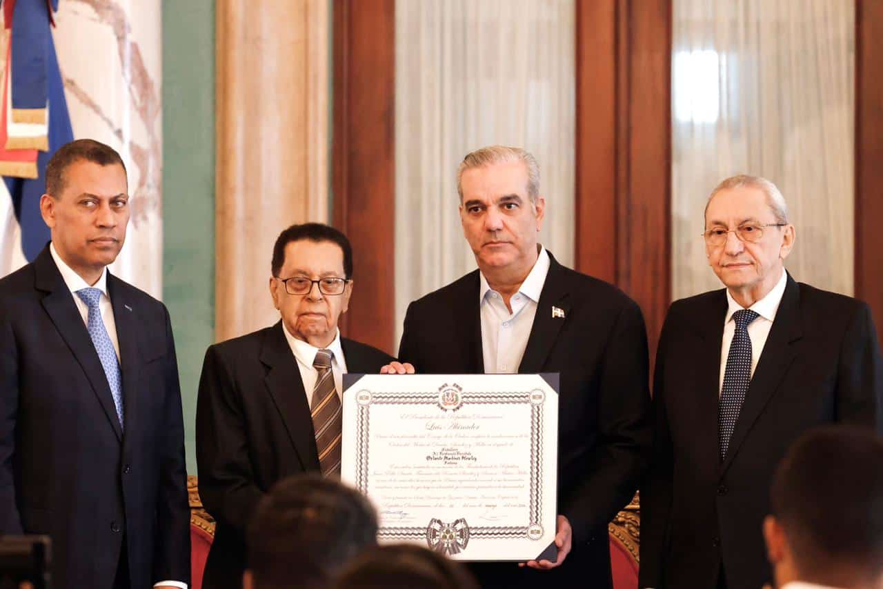 El presidente Luis Abinader, Sergio Mart&iacute;nez Howley (centro) y el presidente de Indotel, Guido G&oacute;mez Mazara (izq.),y dem&aacute;s autoridades durante la entrega del m&aacute;ximo galard&oacute;n nacional al legado de Orlando Mart&iacute;nez.