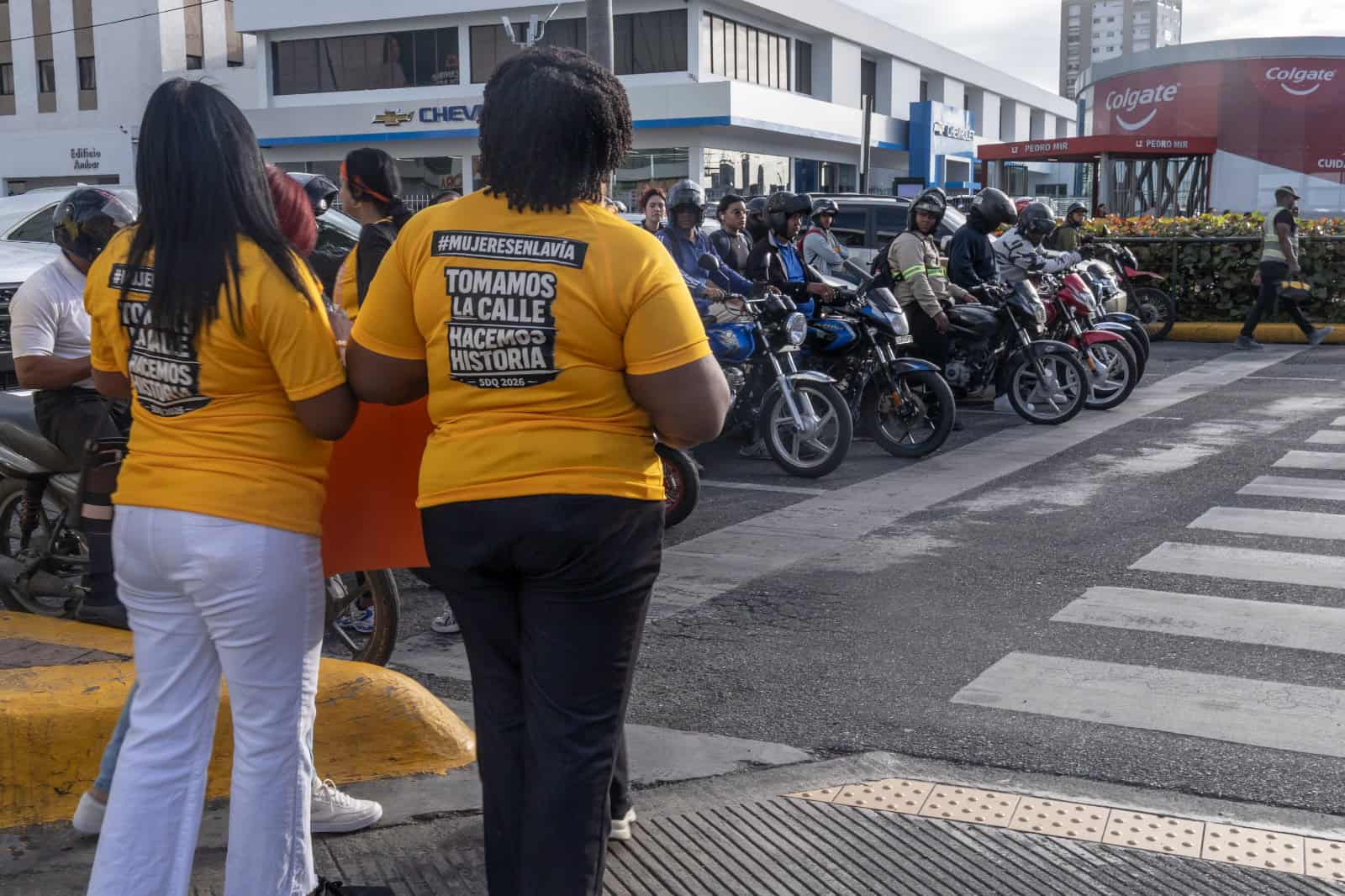 Mujeres en la V&iacute;a durante la campa&ntilde;a "Salvemos vidas juntos".