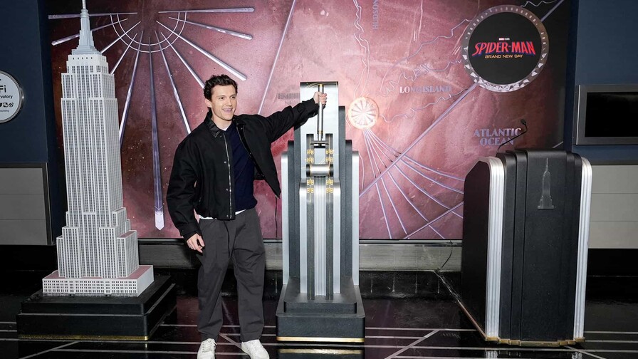 Tom Holland enciende el Empire State con colores de Spider-Man para presentar nueva cinta