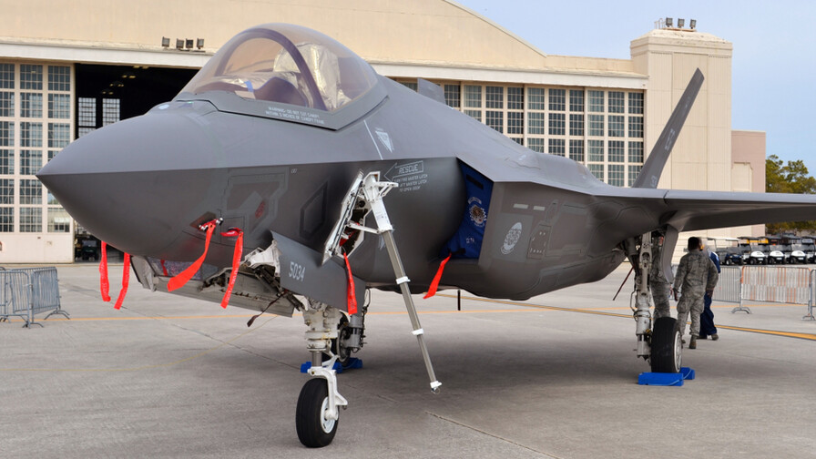 FBI investiga paquete con "posibles materiales energ&eacute;ticos" hallado en base a&eacute;rea de Florida