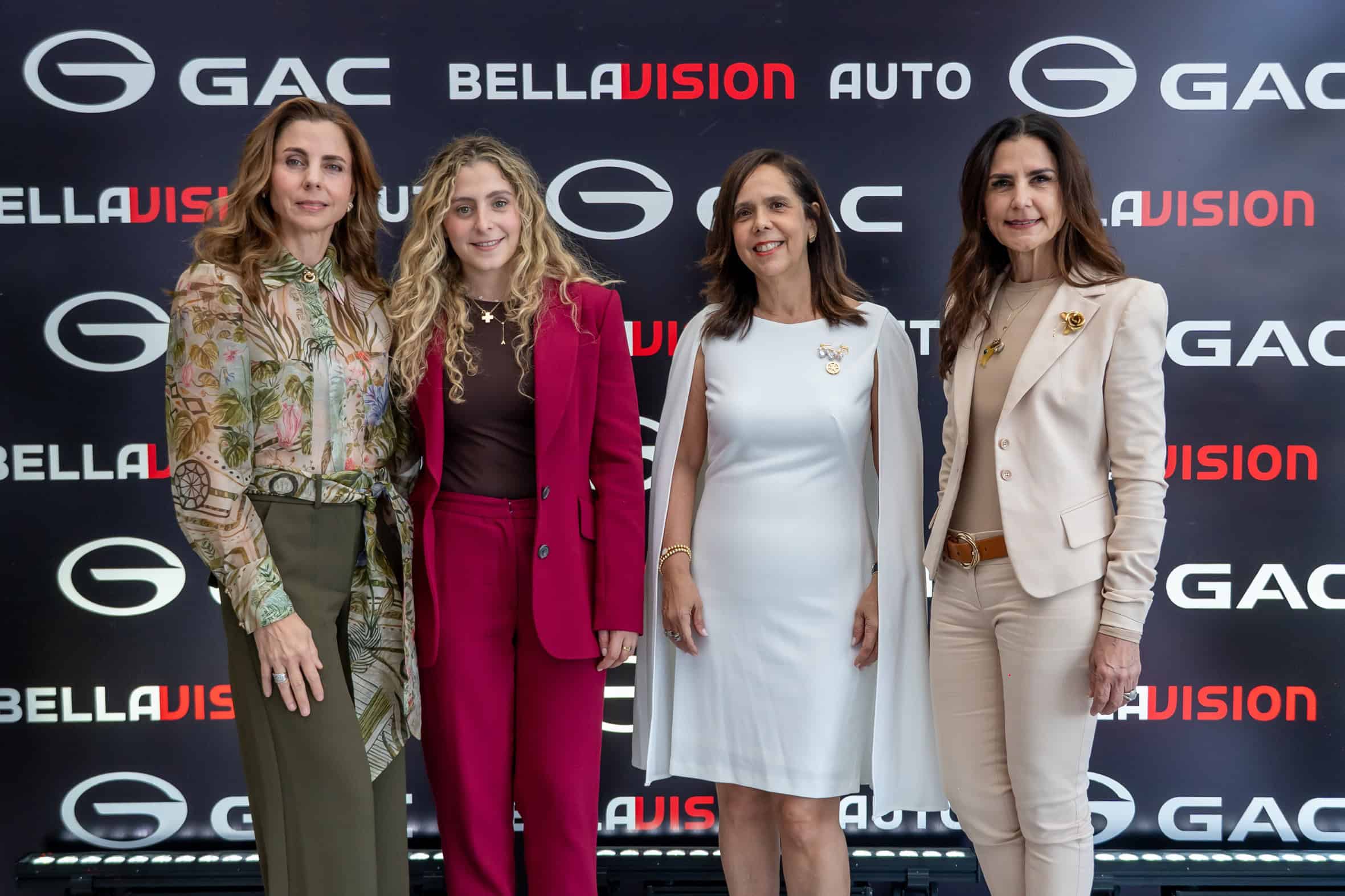 Gina Hach&eacute; de Cabrera, Alexia Cabrera Hach&eacute;, Maribel Bellapart y Karen Hach&eacute;.