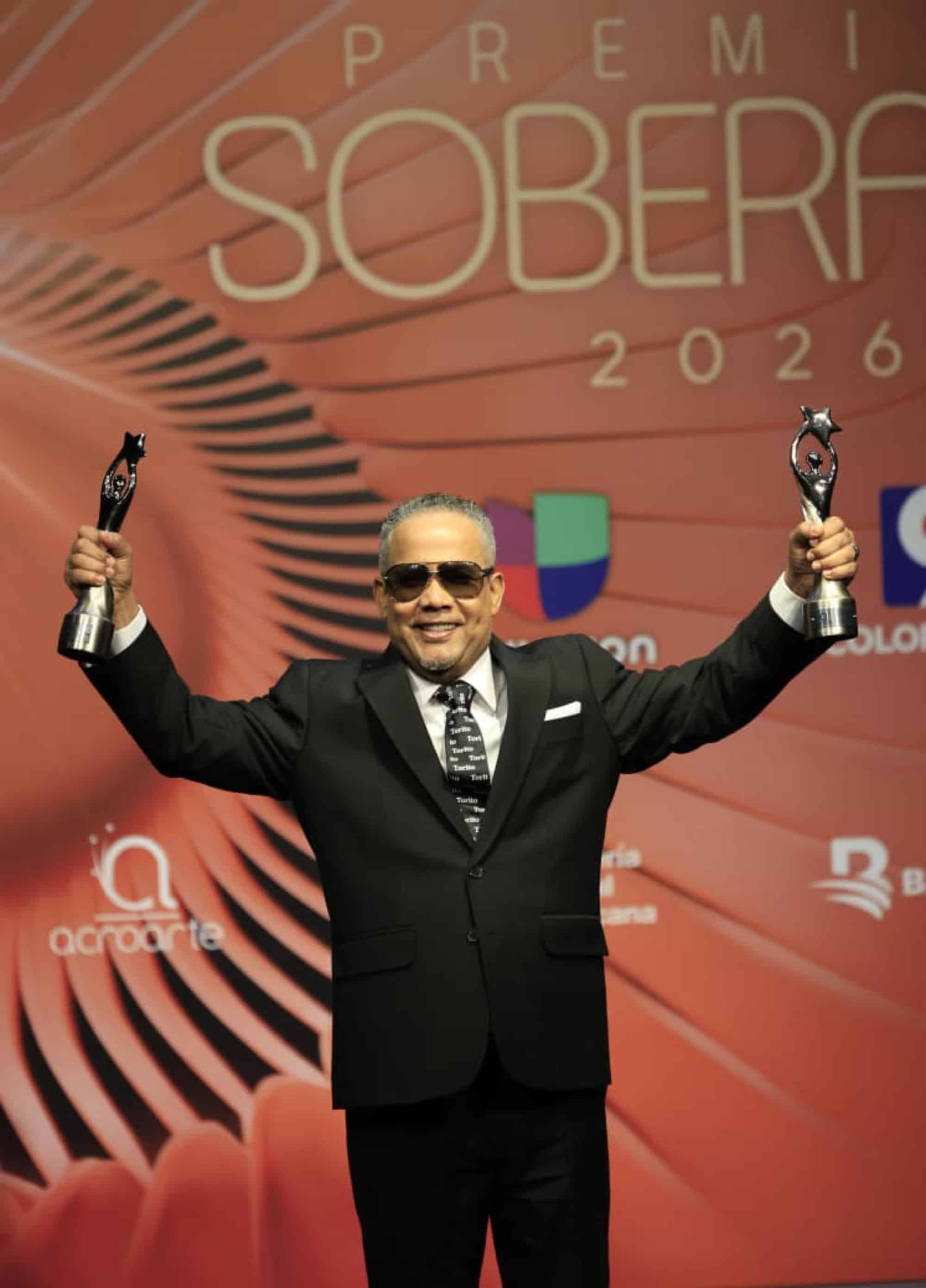 H&eacute;ctor Acosta celebra sus premios.