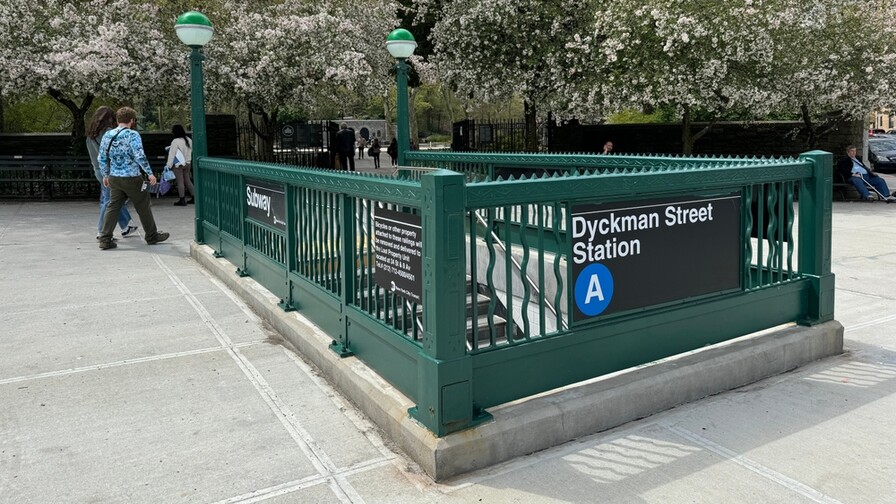 Hombre lanzado por un indigente a las v&iacute;as del tren en el Alto Manhattan sobrevivi&oacute; de milagro