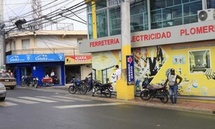 En las aceras de Los Alcarrizos se dificulta el tr&aacute;nsito peatonal por la ocupaci&oacute;n ilegal