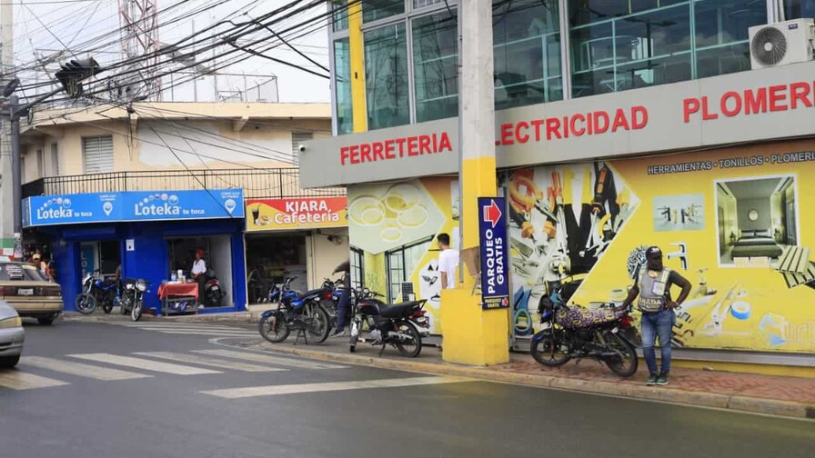 En las aceras de Los Alcarrizos se dificulta el tr&aacute;nsito peatonal por la ocupaci&oacute;n ilegal