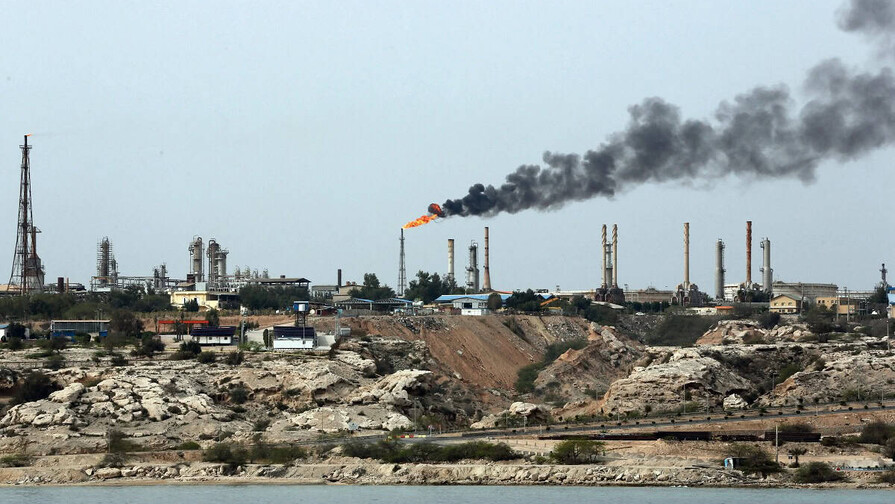 Alcanzada en un ataque iraní la refinería de Haifa, informan medios locales