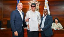 Fernando Villalona recibe el t&iacute;tulo de Hijo Adoptivo en Santiago de los Caballeros