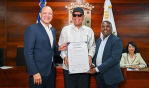 Fernando Villalona recibe el t&iacute;tulo de Hijo Adoptivo en Santiago de los Caballeros