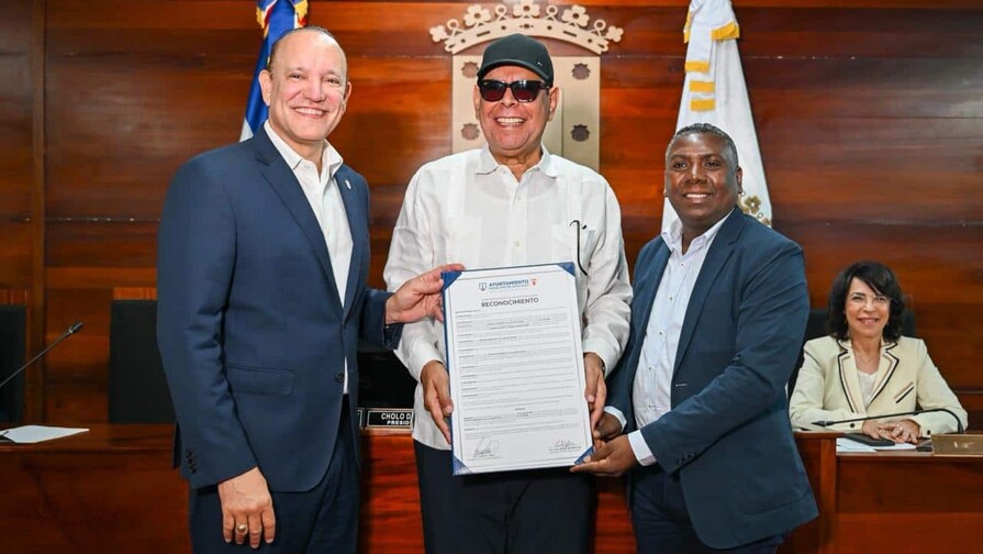 Fernando Villalona recibe el t&iacute;tulo de Hijo Adoptivo en Santiago de los Caballeros