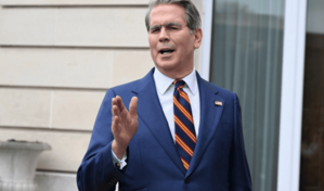 Secretario del Tesoro de EE. UU. vaticina que la gasolina bajar&aacute; a tres d&oacute;lares en el verano