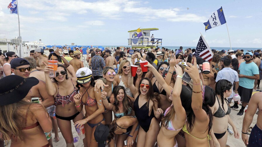 Los springbreakers llegan a la ciudad de Miami: arrestos, desalojos y advertencias públicas