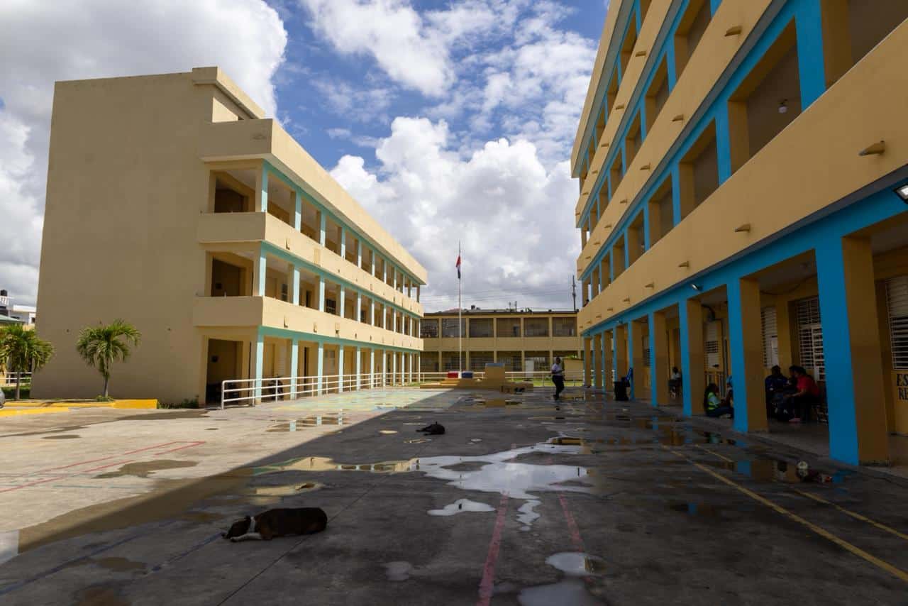 Vista de una escuela, donde se registr&oacute; alta asistencia de estudiantes.&nbsp;