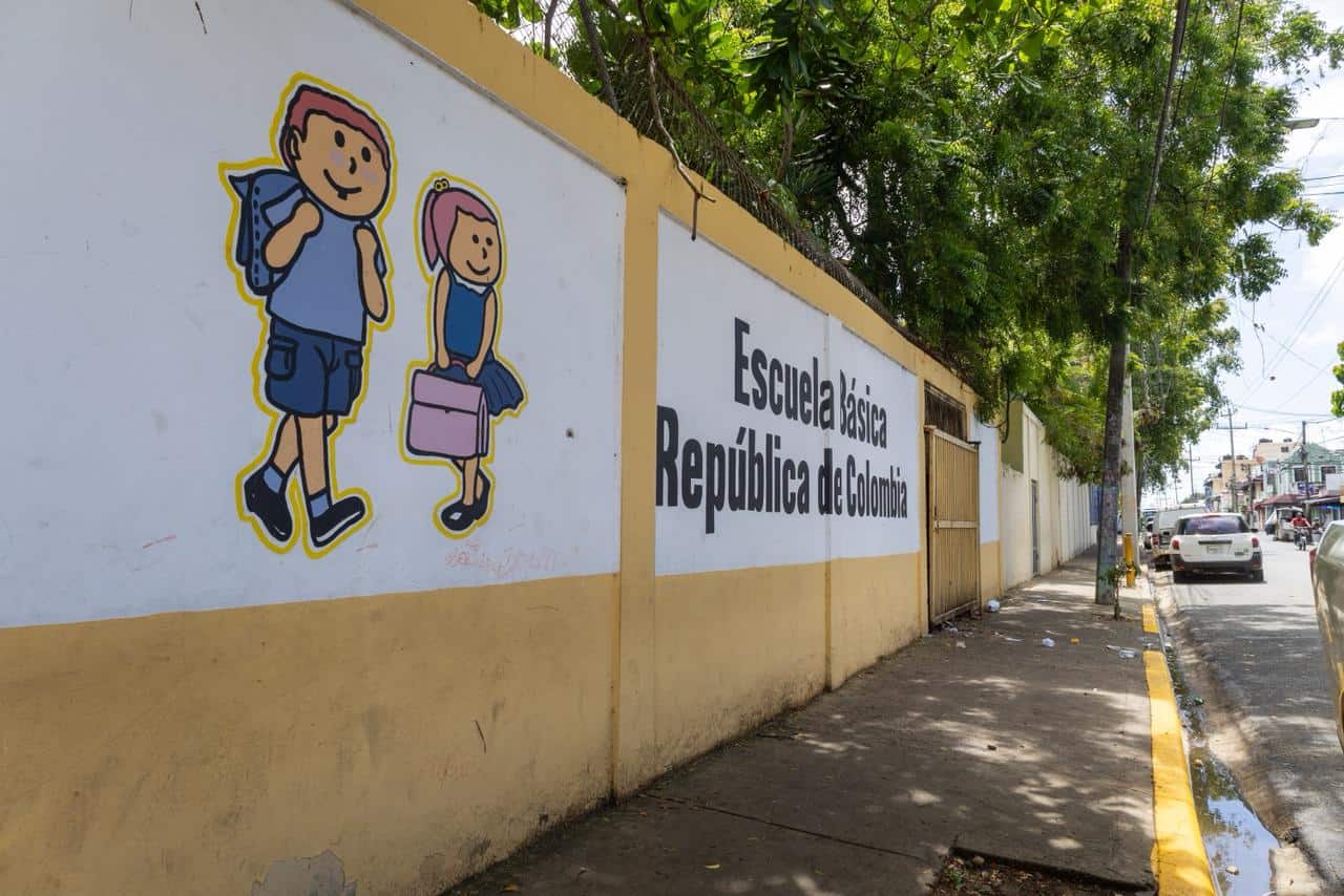 Fachada de la Escuela de Educaci&oacute;n B&aacute;sica Rep&uacute;blica de Colombia, donde se registr&oacute; una alta asistencia de estudiantes.