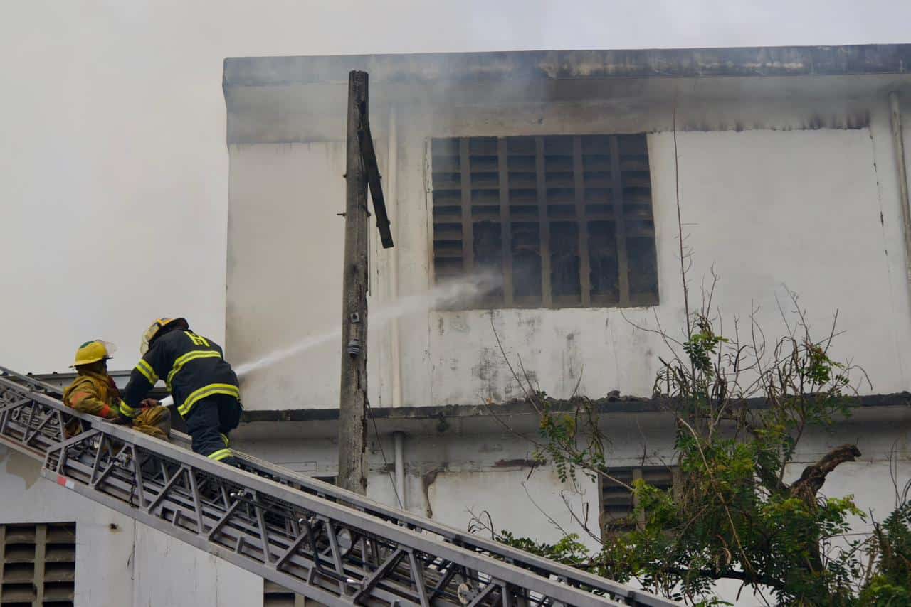 Bomberos combaten las llamas en el almac&eacute;n de carga afectado por el incendio.