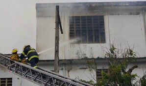 Bomberos del DN informan que incendio en almac&eacute;n de Banreservas est&aacute; controlado en un 75 %