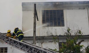 Bomberos del DN informan que incendio en almac&eacute;n de Banreservas est&aacute; controlado en un 75 %