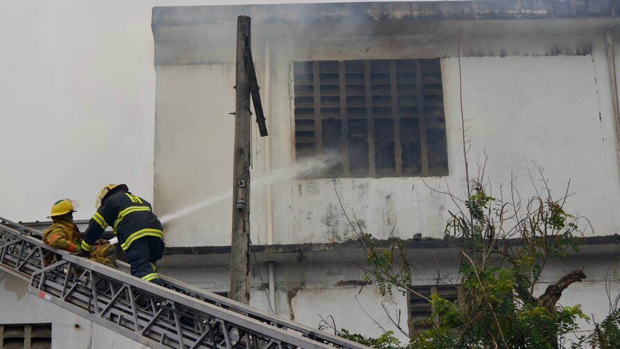 Bomberos del DN informan que incendio en almac&eacute;n de Banreservas est&aacute; controlado en un 75 %